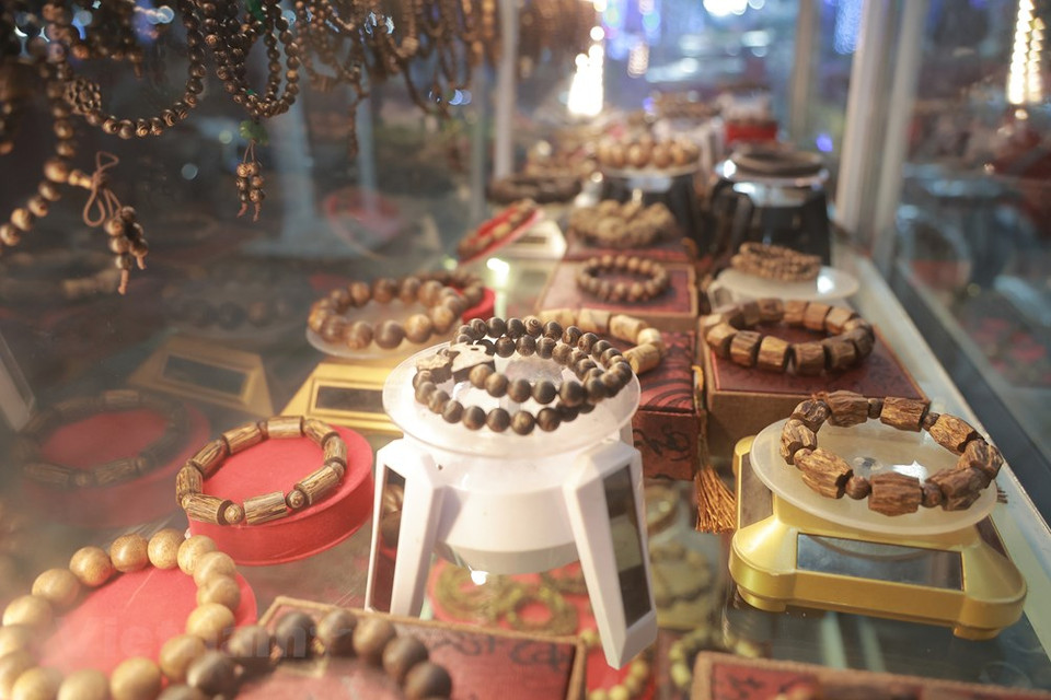 Auparavant, en août, une Semaine des produits OCOP de Hanoï et d’autres villes et provinces s’est également tenue dans la capitale. Ce programme a réuni 60 entreprises de 21 villes et provinces du Nord au Sud, dont Hanoï, Hai Duong, Hung Yên, Lâm Dông, Dak Nông, Quang Ngai, Quang Ninh, Lao Cai, Quang Nam, Phu Yên, Nghê An, Bac Giang, Son La, Cân Thơ. Il avait pour objectif de mettre en relation les entreprises et les consommateurs et à introduire les produits OCOP de Hanoï et de ces localités dans les points de vente de détails. La Semaine s’est déroulée jusqu’au 20 août, aidant à promouvoir la consommation des produits OCOP.