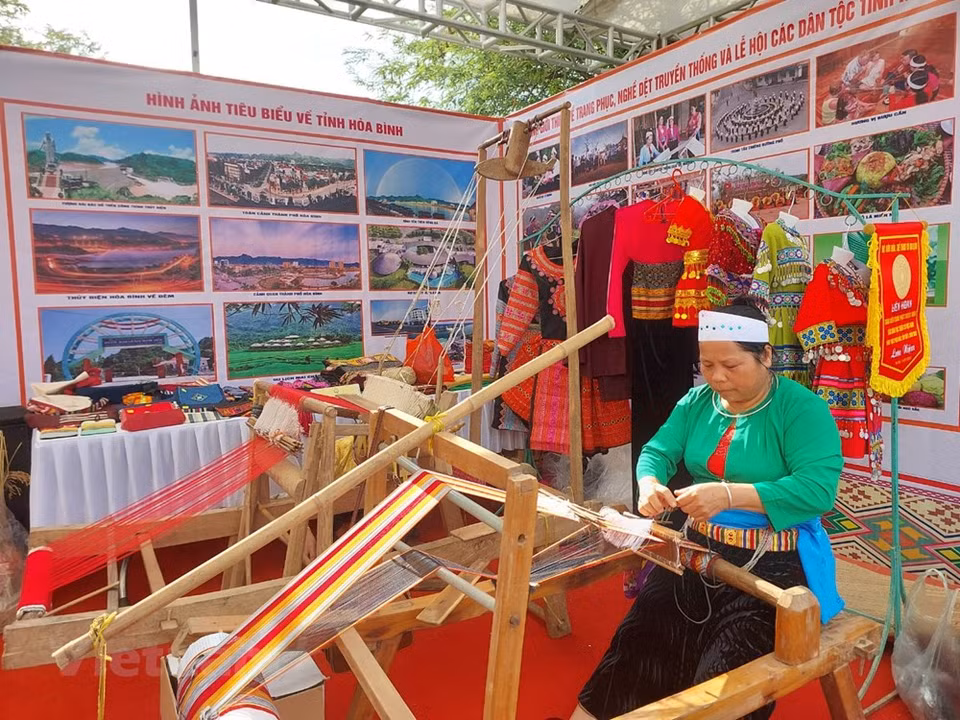 Les Muong vivent dans une région qui va de Nghia Lo (province Yen Bai) jusqu’à Thanh Hoa, en passant par les provinces de Phu Tho, Son La, Hoa Binh, Ninh Binh. Les hommes s’habillent à peu près comme les Viet de la plaine, d’un pantalon et d’une veste ample. Par contre, le costume féminin tout en conservant une coupe traditionnelle s’agrémente souvent de notes particulières nées de quelque esprit inventif. Un turban et une courte veste blancs, une jupe noire, le tout souligné par une très large ceinture brodée de motifs multicolores qui enserre la taille et remonte très haut jusqu’à mi- poitrine. Les bijoux, bracelets et colliers d’argent, s'il sont assez simplement ouvragés, ne manquent cependant pas de charme. Pour toute coiffure, un carré d’étoffe blanche noué par derrière. Photo: VietnamPlus