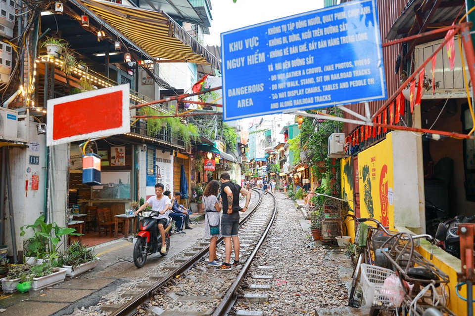 Ces familles des cheminots les ont loués aux travailleurs issus de la campagne. C’est cette classe ouvrière qui compose 80% de la démographie actuelle du quartier. Par conséquent, c’est devenu un quartier-dortoir. On y trouve un large éventail de professions : collecte de quincaillerie, cordonnerie, coiffure, nettoyage de mobylette, etc . La vie est rythmée autour des rails. En journée, les chaussées sont une véritable extension spatiale des familles. En symbiose, on s’en sert pour faire la cuisine, sécher des vêtements, élever des poules, ou nettoyer des cages à oiseaux. En fin d’après-midi, toute la vie sociale se passe dehors.