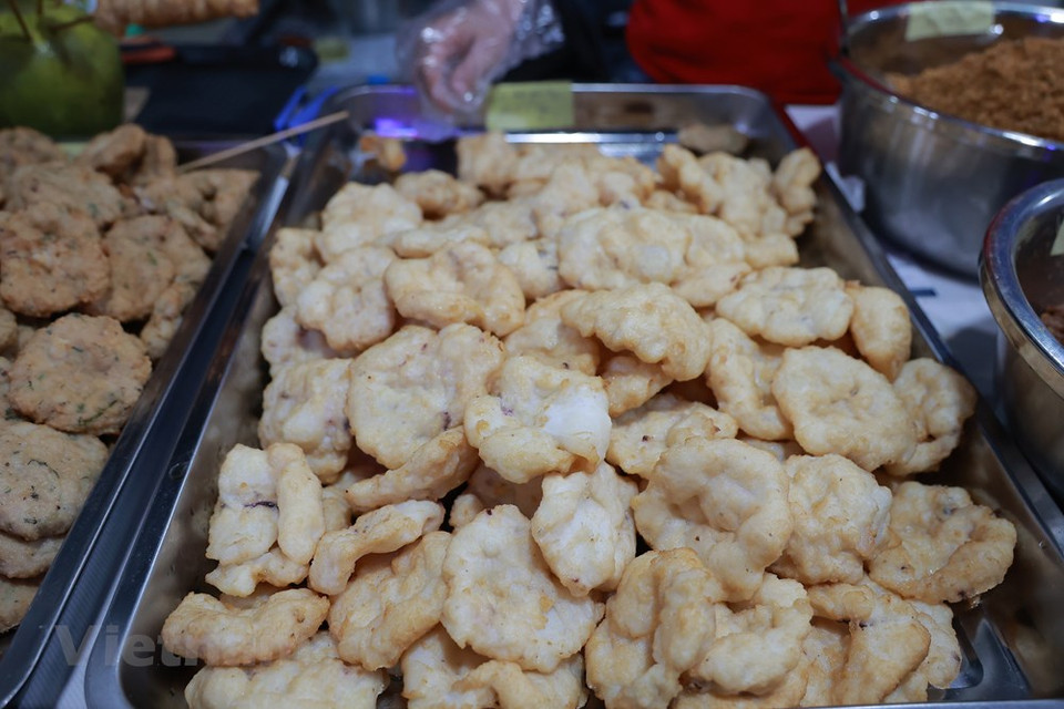 Les seiches, après avoir été bien lavées et l’os retiré, sont découpées en morceaux. Elles sont ensuite mélangées avec de la viande de porc avant d’être assaisonnées de brins d’aneth, d’oignons, d’ail, de poivre, de sel, de sucre et de nuoc mam. Le tout est brassé longuement puis pilé fin jusqu’à l’obtention d’une pâte consistante. Il faut prêter attention à la proportion de seiches et de porc, laquelle ne doit pas être inférieure à 70/30 en faveur de la seiche. La pâte est normalement modelée sous forme de galettes, mais il est aussi possible d’en faire des boulettes. Elles sont ensuite passées rapidement dans l’huile bouillante jusqu’à semi-cuisson, ceci dans un souci de conservation, puis introduites dans des sachets sous vide, chacun de 500 grammes.