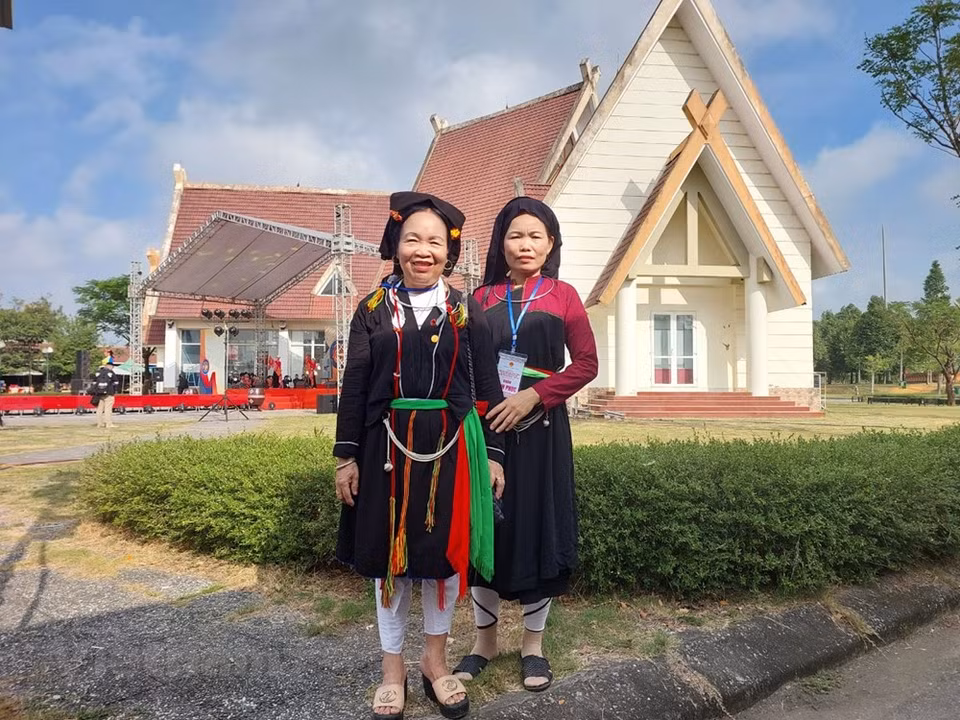 Celle qui le portera plus tard doit assurer elle-même toutes les étapes de la confection : de la production des fils à la broderie des motifs, en passant par le tissage, la teinture, la taille, la couture... Et chaque ethnie à ses propres techniques. En cette période d’industrialisation et de modernisation du pays, de nombreuses pratiques culturelles, dont les costumes traditionnels des ethnies minoritaires risquent de disparaître peu à peu. Les minorités ethniques de nombreuses localités ne portent plus leurs costumes dans la vie quotidienne mais uniquement lors de grandes occasions comme les noces et les fêtes. De plus en plus de jeunes refusent de porter leurs costumes en public. Raison pour laquelle préserver et promouvoir les costumes traditionnels des ethnies minoritaires deviennent une question urgente dans le contexte actuel. Photo: VietnamPlus