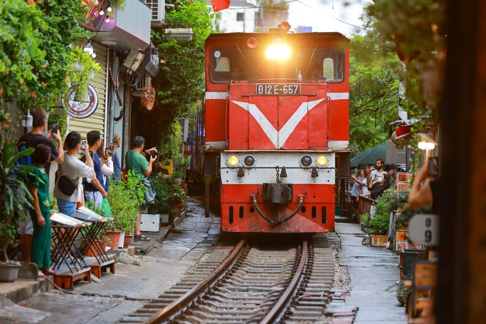 Le rapport entre les touristes et les locaux se réduit souvent à une simple transaction mercantile. Pour profiter de l’achalandage, tout un écosystème commercial est créé : boutique de souvenir, art, habillement. Pour plaire aux touristes, certains cafés ont tendance à dépasser les limites. Plusieurs tables et chaises sont carrément posées en plein milieu des rails, ce qui peut mettre en danger la vie des visiteurs qui ne savent pas quand les trains vont arriver. Derrière les photos sublimes se cache une vérité nue : voyeurisme et narcissisme. Dans un lieu aussi bondé, les visiteurs ne se côtoient pas. Les yeux rivés sur les appareils photo et smartphones, ils sont complètement dans leur bulle égocentrique. C’est un profil typique à l’ère des réseaux sociaux.