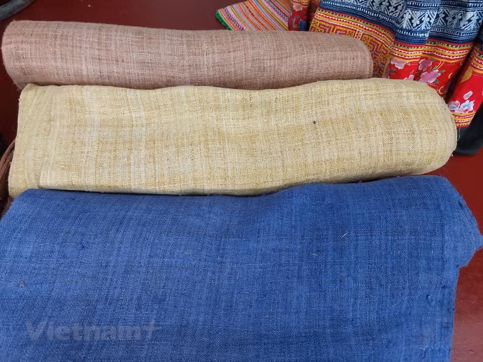 Dans l'abondant trésor culturel de la communauté des 54 ethnies du Vietnam, les costumes traditionnels sont un symbole qui reflète de manière vivante les us et coutumes, la beauté ainsi que les identités uniques des groupes ethniques. Parallèlement à la langue et à l’écriture, ce sont les costumes qui reflètent le plus clairement les caractères locaux. Chaque ethnie minoritaire vietnamienne a créé, au fil du temps, ses propres tenues porteuses de son identité. Au premier coup d’œil, l’observateur aiguisé est à même d’identifier à quel groupe appartient tel ou tel costume, le statut social du ou de la propriétaire, de comprendre les mœurs et coutumes mais aussi de cerner sa sensibilité d’un point de vue esthétique. Photo: VietnamPlus