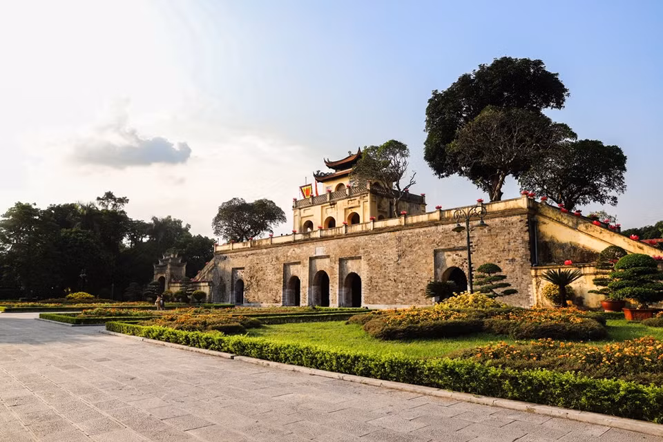 Classée au patrimoine mondial de l’UNESCO et située au cœur de Hanoi, la Cité impériale de Thang Long, abrite des bâtiments qui ont été construits lors de différentes périodes de l’histoire. C’est le plus important de tous les vestiges nationaux. Sa sauvegarde et sa valorisation sont une affaire commune des administrations, des scientifiques et de toute la population. Sise au 18 rue Hoàng Diêu, au cœur de Hanoi, la Cité impériale de Thang Long fait l’objet de fouilles archéologiques depuis 2002. Menées sur une superficie totale de 19.000 m2, ces fouilles étaient à l’époque les plus importantes de toute l’Asie du Sud-Est. Les archéologues ont alors trouvé des traces d’une cité qui avait traversé treize siècles, dont dix sous les règnes des Ly, des Trân, des Lê, des Mac et des Nguyên, entre 1010 et 1945. Ces traces avaient la particularité de représenter des couches culturelles superposées les unes sur les autres. Photo: VietnamPlus