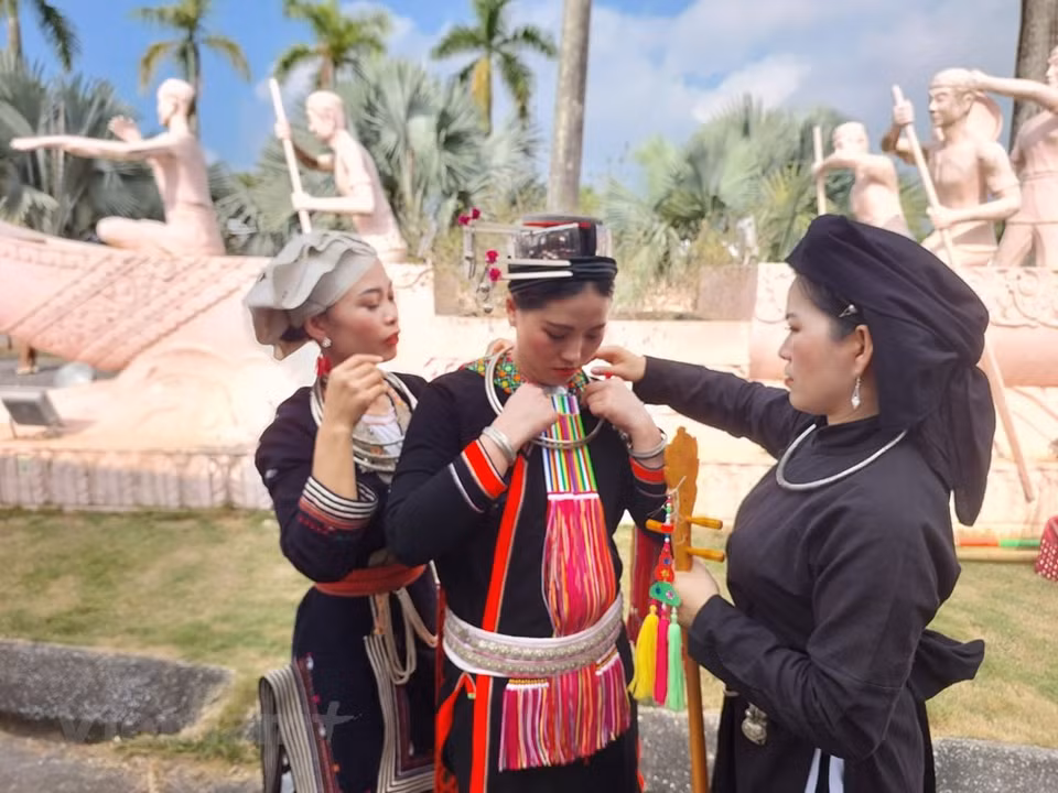 Fruits d’un long processus de travail et de créativité, les costumes traditionnels des ethnies minoritaires du Vietnam sont considérés comme un patrimoine culturel. Ils témoignent de la quintessence, de l’habileté, des valeurs artistiques et historiques de chaque groupe ethnique. Chaque costume possède sa propre identité avec ses propres dessins et motifs de décoration différents. La plupart des vêtements traditionnels des femmes ethniques sont décorés de divers ornements avec des couleurs très vives et contrastées, notamment ceux des femmes des minorités ethniques H’mông, Dao et Thai rouge. La conception d’un costume tradition. Photo: VietnamPlus