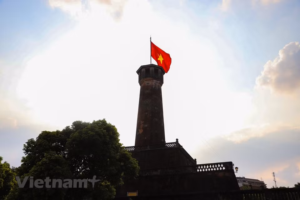 La tour du drapeau de Hanoi est l'un des symboles de la culture millénaire de Thang Long-Hanoi. À travers les nombreuses vicissitudes de l'histoire, cet ouvrage à l’architecture unique est devenu un témoin historique du passé comme de grands changements survenant actuellement dans le pays. Construite en 1812, elle est située aujourd’hui dans la rue Diên Biên Phu de l'arrondissement de Ba Dinh, à proximité de la place éponyme, dans la zone du Musée de l'histoire militaire du Vietnam. Très jolie tour octogonale bâtie en briques rouges avec de multiples ouvertures blanches, ainsi que 39 rosaces et 6 éventails, elle a été édifiée sur un socle pyramidal à la base carrée possédant trois niveaux reliés entre eux par des escaliers, extérieurs ou intérieurs, et des portes. Photo: VietnamPlus