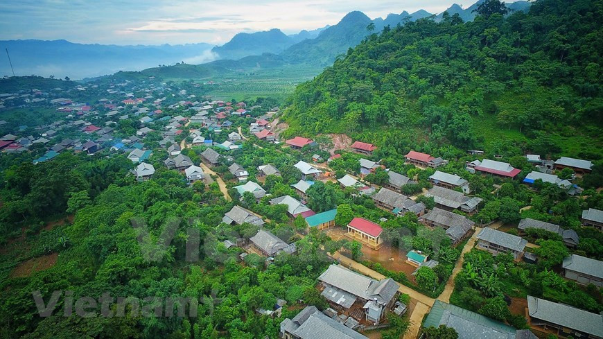 Le village de Doi, situé à environ 30 km du bourg de Nong truong Moc Chau du district de Moc Chau, dans la province montagneuse de Son La au Nord, est un endroit entouré de collines de théiers où se perpétue la culture traditionnelle de l’ethnie Thaï. En visitant le village de Doi, les visiteurs ont la possibilité de vivre des activités quotidiennes des populations locales, telles que cueillette de plantes médicinales, récolte de feuilles de thé, pêche et cuisine de nombreux plats traditionnels tels que poisson et poulet grillés, « com lam » (riz gluant cuit dans des tiges de jeune bambou), etc. Photo: VietnamPlus