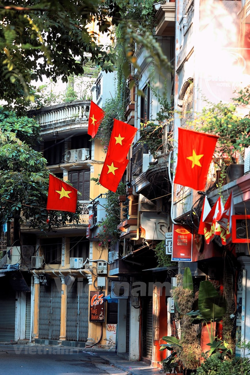 De nombreux ménages accrochent le drapeau national pour célébrer la Fête nationale, le 2 septembre. Cette année, les Vietnamiens pourront profiter de quatre jours de congé du jeudi au dimanche (du 2 au 5 septembre) à cette occasion. Cependant, dans le contexte de la propagation de la crise sanitaire, qui pourrait conduire à des menaces d’augmentation d'infections si les gens voyagent et se rassemblent, le Premier ministre Pham Minh Chinh a demandé à toutes les localités de s'assurer que les gens ne forment pas de foules. Les villes et les provinces qui appliquent des mesures de distanciation sociale doivent strictement obliger les gens à rester là où ils sont et garantir absolument aucun rassemblement de foule. Photo: VietnamPlus