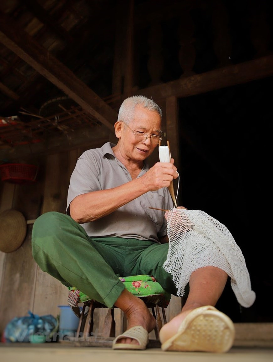 Un habitant du village de Doi fabrique du matériel de pêche. Les poissons pêchés dans les ruisseaux propres du plateau de Moc Chau sont nettoyés et les organes sont prélevés avant d'être grillés. L'odeur alléchante des poissons cuits est irrésistible et le goût ne décevra pas les visiteurs. Le tourisme est devenu une source de revenus considérable contribuant à améliorer le niveau de vie des habitants locaux. En plus de profiter des paysages pittoresques et de la cuisine locale, les voyageurs peuvent s'immerger dans les activités quotidiennes comme l'agriculture, le jardinage, la fabrication de boulettes et le tissage de tissus. Outre du poisson, d’autres plats délicieux chez les Thaï sont la viande de veau et de buffle... Photo: VietnamPlus 