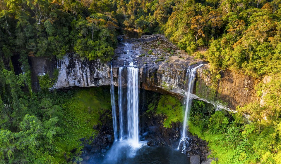 La cascade offre une beauté à couper le souffle au milieu de la jungle dense. Photo: nhandan.vn