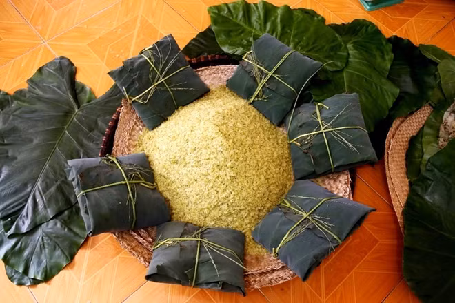 On dit que le riz cultivé dans le village de Vòng est merveilleusement aromatisé et parfumé, donc le "cốm Vòng" est considéré comme le meilleur "cốm". Photo: Vietnam Illustré