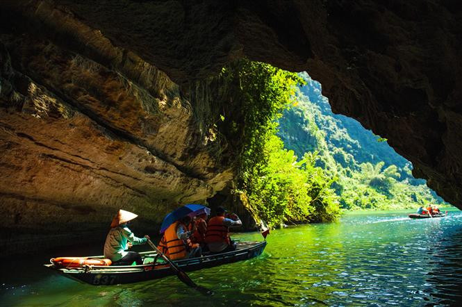 Vivre une excursion en bateau à travers les grottes de Trang An Photo: VNA