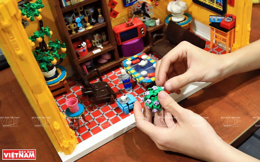 Aimant les pièces Lego depuis son enfance, Dang Huy Hoang a créé de nombreux modèles de pagodes et de temples et d'œuvres imprégnées de la culture vietnamienne. Photo: Vietnam Illustré