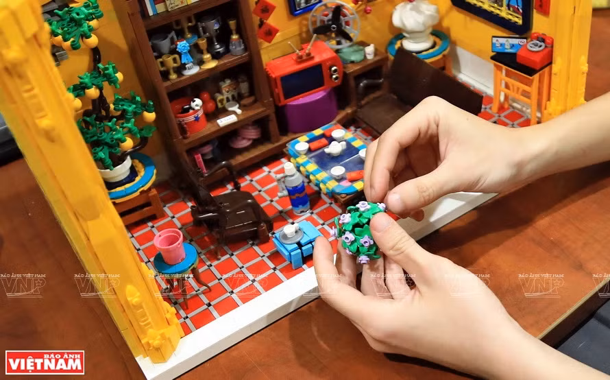 Aimant les pièces Lego depuis son enfance, Dang Huy Hoang a créé de nombreux modèles de pagodes et de temples et d'œuvres imprégnées de la culture vietnamienne. Photo: Vietnam Illustré