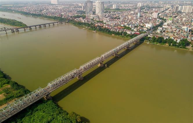 Construit de 1983 à 1986, le pont Chuong Duong est le premier grand pont au Vietnam à être conçu et construit par des ingénieurs locaux sans l'assistance technique d'experts étrangers. Ce pont est donc considéré comme un symbole de l'intelligence et de la créativité vietnamiennes. Photo: VNA