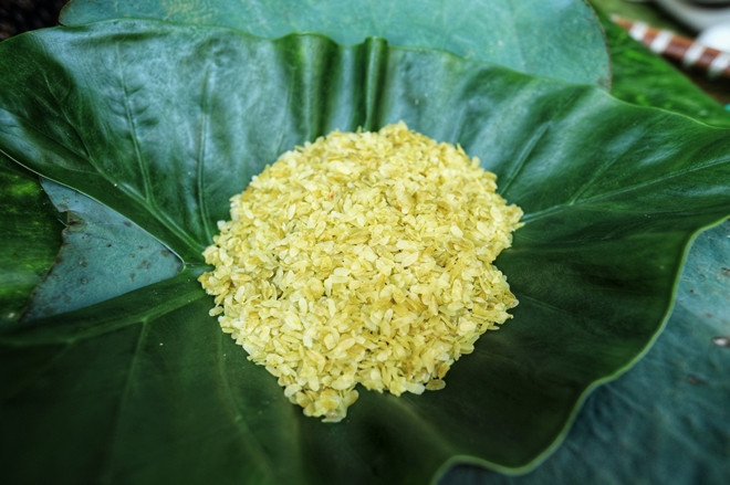 Le "cốm" frais est souvent enveloppé dans des couches de "lá sen" (feuille de lotus) qui a un léger parfum fleuri. Photo: Vietnam Illustré