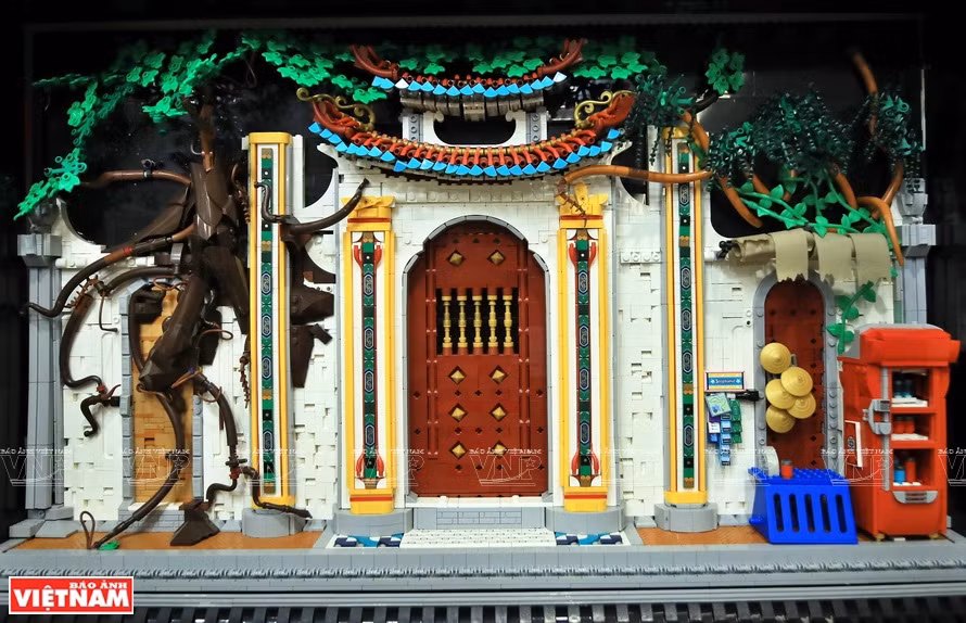 Un modèle de temple avec un banian poussant de son mur était l'une des créations les plus chronophages de Hoang. Photo: Vietnam Illustré