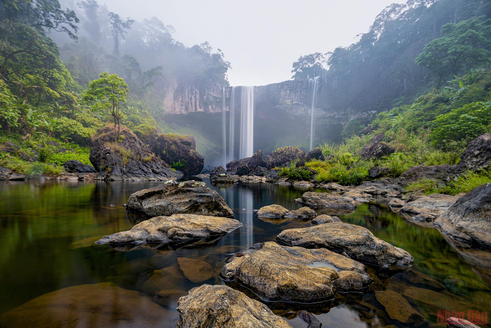À 80 km du centre-ville de Pleiku, la cascade marque les origines de la rivière Con. Photo: nhandan.vn