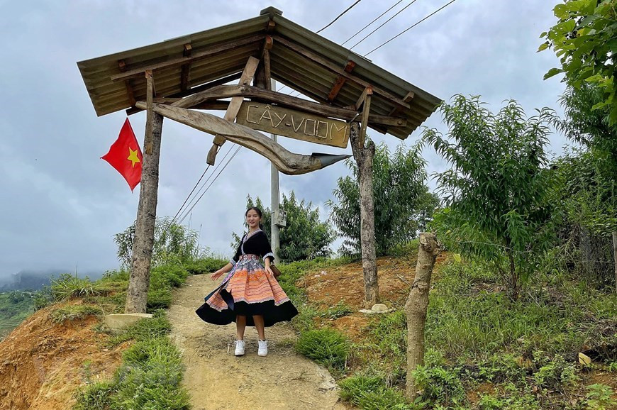 Une fille en costume traditionnel des femmes Mong pose pour une photo à une porte en forme de charrue à Sin Suoi Ho. Les femmes du village portent et tissent encore aujourd'hui des vêtements traditionnels en lin. Avec des ressources naturelles et humaines riches et diverses, Sin Suoi Ho s'est avéré être un pôle d'attraction pour les touristes nationaux et étrangers. Bien que la localité ait commencé à s'engager dans le tourisme il y a quelques années à peine, cet endroit est devenu un point lumineux pour le tourisme communautaire dans la province de Lai Chau grâce à l'attitude méthodique, consciente et professionnelle des résidents locaux. Photo : VietnamPlus