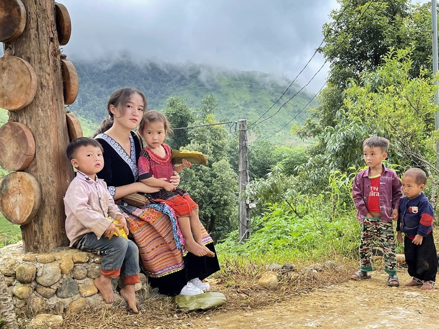 Dans le passé, les villageois de Sin Suoi Ho dépendaient uniquement de l'agriculture pour gagner leur vie. Mais après cinq à six ans de développement du tourisme, leur état d'esprit et leur conscience ont considérablement changé et ils ont commencé à tirer parti des avantages naturels locaux. Sin Suoi Ho a été reconnu comme un village touristique communautaire en 2015. Il est attrayant pour les voyageurs grâce non seulement à ses paysages à couper le souffle, mais aussi à la riche culture des résidents locaux. Dix des plus de 100 ménages du village fournissent actuellement des services d'hébergement chez l'habitant (homestay). Les données montrent que Sin Suoi Ho accueille chaque année environ 100.000 visiteurs étrangers et nationaux. Photo : VietnamPlus