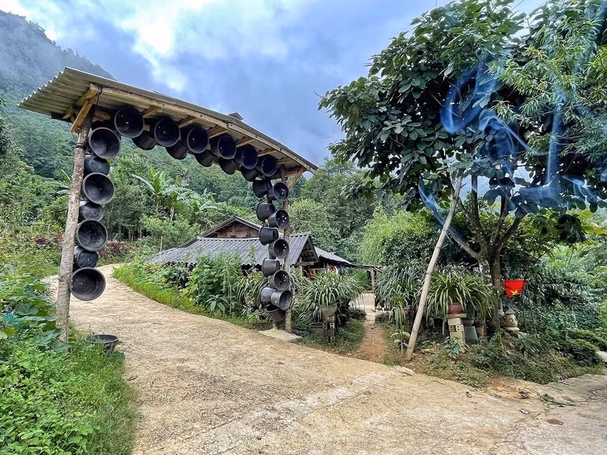 Au cours des dernières années, les autorités de la province montagneuse de Lai Chau ont facilité le tourisme communautaire pour développer l'économie locale et améliorer les moyens de subsistance des résidents. Les identités culturelles diverses des différents groupes ethniques ont un grand potentiel pour développer le tourisme, y compris le tourisme communautaire. Dans le cadre du Projet N° 316 sur le développement du tourisme de Lai Chau pour la période 2016-2020, la province a donné la priorité à l'intensification des produits touristiques clés tels que le tourisme communautaire dans la ville de Lai Chau, le district de Phong Tho et le district de Tam Duong. Photo : VietnamPlus