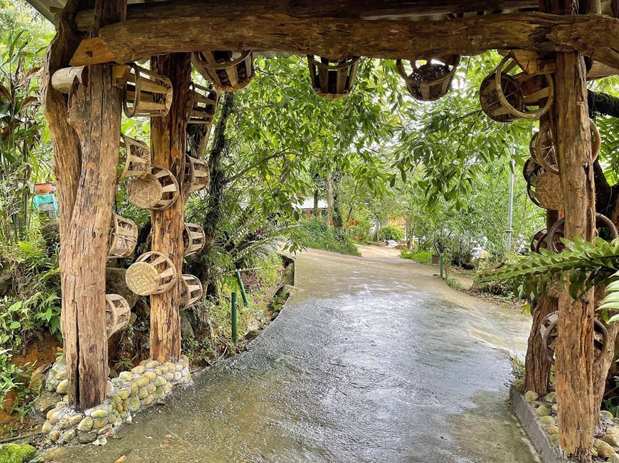 Grâce à leur créativité, les habitants de Sin Suoi Ho utilisent les matériaux respectueux de l'environnement disponibles dans leur vie quotidienne pour construire des portes spéciales pour leurs maisons. En visitant le village, les touristes seront surpris par les maisons en bois et en pisé à l'architecture typique de la minorité ethnique Mong. Le point culminant unique de ces maisons est une clôture en pierre bordée à la main qui les entoure. Le village est également attrayant pour les vacanciers grâce à sa riche vie culturelle et spirituelle qui comprend de charmantes chansons d'amour et les sons “khèn” (orgue à bouche) du peuple Mong. En outre, l'artisanat traditionnel tel que la broderie de brocart et le dessin à la cire d'abeille sur tissu est également maintenu de nos jours. Photo : VietnamPlus