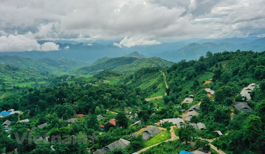 À environ 30 km de la ville de Lai Chau, capitale de la province montagneuse du même nom, Sin Suoi Ho, un village touristique communautaire du district de Phong Tho, est situé à près de 1.500 mètres d'altitude et bénéficie d'air frais et d'un temps frais toute l'année. Dans la langue ethnique Mong, Sin Suoi Ho signifie "source d'or". En y mettant le pied à tout moment de l'année, les visiteurs peuvent tous profiter de paysages pittoresques et explorer les coutumes traditionnelles du peuple Mong qui ont été maintenues pendant des générations. Sin Suoi Ho est désormais un point lumineux dans le développement du tourisme communautaire, qui a contribué à améliorer considérablement le niveau de vie de la population locale. Photo : VietnamPlus