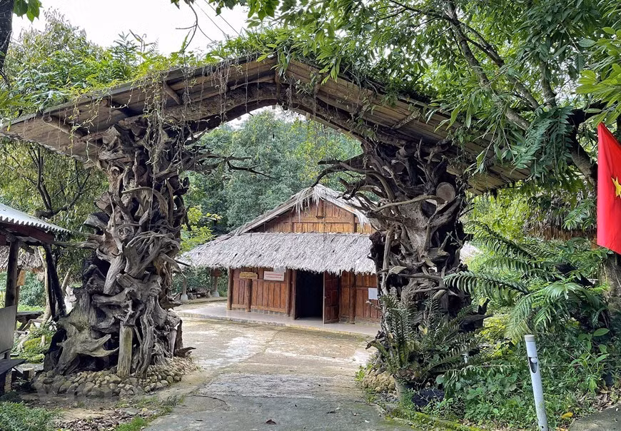 Le chef du village, Vang A Chinh, a déclaré que les habitants de Sin Suoi Ho sont très heureux lorsque les visiteurs viennent dans leur village et découvrent la vie et la culture du peuple Mong. En venant au village, les voyageurs seront surpris par les maisons en bois et en pisé présentant des caractéristiques architecturales typiques de la minorité ethnique Mong. Le point culminant unique de ces maisons est une clôture en pierre bordée à la main qui les entoure. Cette structure crée une maison solide qui est fraîche en été et chaude en hiver. Il reste des dizaines de maisons traditionnelles à Sin Suoi Ho à l'heure actuelle, créant un paysage charmant ajouté au magnifique paysage environnant. Photo : VietnamPlus
