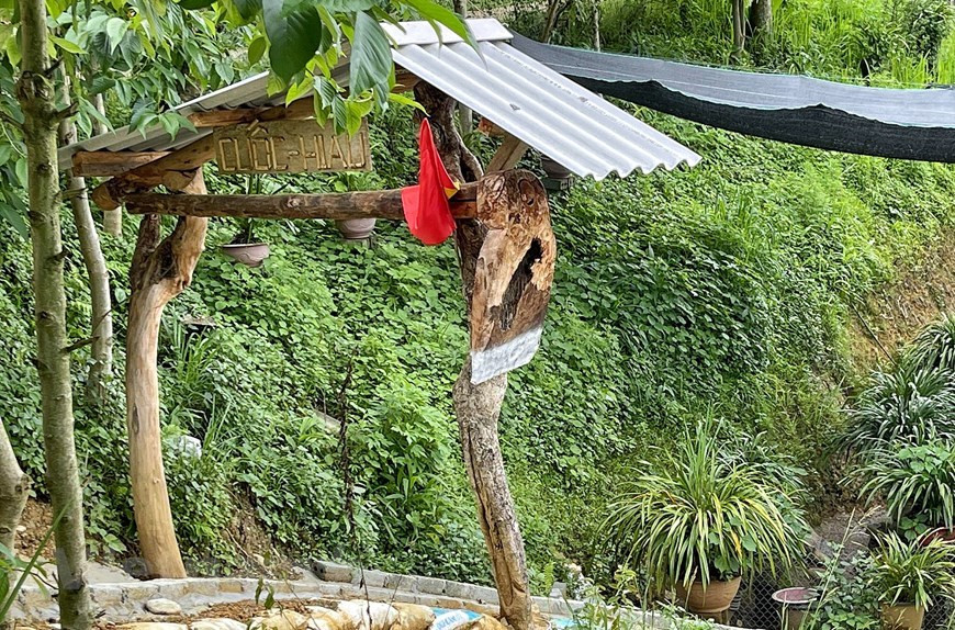 Un portail avec sa barre horizontale en forme de houe - un outil étroitement lié aux activités agricoles des riverains. Les Mong forment l'un des groupes ethniques minoritaires les plus peuplés du Vietnam, avec une population de plus d'un million d'habitants. Ils résident principalement dans les zones montagneuses à une altitude de 1.000 mètres et plus dans la région du Nord, les zones occidentales des provinces centrales de Thanh Hoa et Nghe An, et dans les Hauts Plateaux du Centre. Parmi les 54 groupes ethniques du pays, la communauté Mong est l'une de celles qui conservent encore leurs identités culturelles traditionnelles dans la vie moderne actuelle. Photo : VietnamPlus