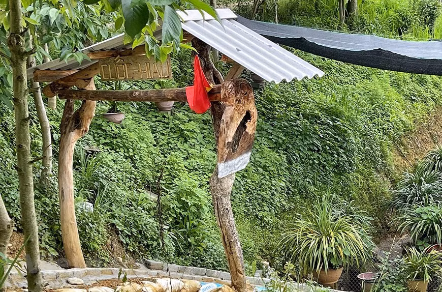 Un portail avec sa barre horizontale en forme de houe - un outil étroitement lié aux activités agricoles des riverains. Les Mong forment l'un des groupes ethniques minoritaires les plus peuplés du Vietnam, avec une population de plus d'un million d'habitants. Ils résident principalement dans les zones montagneuses à une altitude de 1.000 mètres et plus dans la région du Nord, les zones occidentales des provinces centrales de Thanh Hoa et Nghe An, et dans les Hauts Plateaux du Centre. Parmi les 54 groupes ethniques du pays, la communauté Mong est l'une de celles qui conservent encore leurs identités culturelles traditionnelles dans la vie moderne actuelle. Photo : VietnamPlus