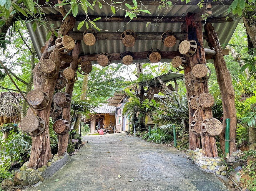 La récente résurgence de COVID-19 a découragé les gens de voyager, ce qui a rendu les installations d'accueil à Sin Suoi Ho désertes. Au cours des dernières années, Lai Chau a dépensé une grande partie du budget local et a encouragé les résidents locaux et les investisseurs privés à stimuler le tourisme communautaire. Entre 2017 et 2019, environ 350.000 visiteurs ont choisi cette province montagneuse du Nord-Ouest comme destination de vacances. Tran Manh Hung, directeur adjoint du Service provincial de la Culture, des Sports et du Tourisme, a déclaré que les autorités s'employaient à diffuser les politiques de l'État et de l'administration locale sur le développement du tourisme, à sensibiliser les gens à la protection de l'environnement dans les attractions touristiques et à organiser des cours de formation au tourisme pour les habitants locaux. Photo : VietnamPlus