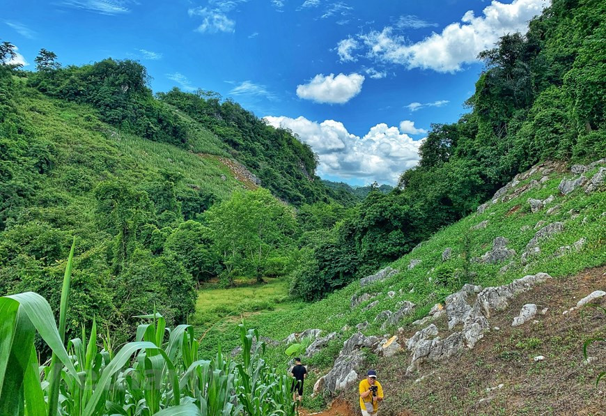Pour les touristes en mal de nature et de paysages grandioses, le Nord-Ouest du Vietnam est la région idéale. Et pour peu qu’il ait envie aussi de découvrir des cultures traditionnelles, il sera comblé... Depuis quelques années, le tourisme communautaire est en plein essor et les populations locales sont ravis de profiter de cette nouvelle manne. La région Nord-Ouest compte six provinces: Hoà Binh, Son La, Diên Biên, Lai Châu, Lào Cai et Yên Bai. Elle regorge de hauts lieux touristiques tels que le Mont Fansipan, réputé pour être le toit de l’Indochine culminant à 3.143 mètres d’altitude, la station climatique de Sa Pa, le col d’Ô Quy Hô, les plateaux de Sin Hô et de Môc Châu,... Ces paysages encore sauvages attirent les voyageurs vietnamiens et étrangers amoureux de la nature et épris de beauté. Photo: VietnamPlus