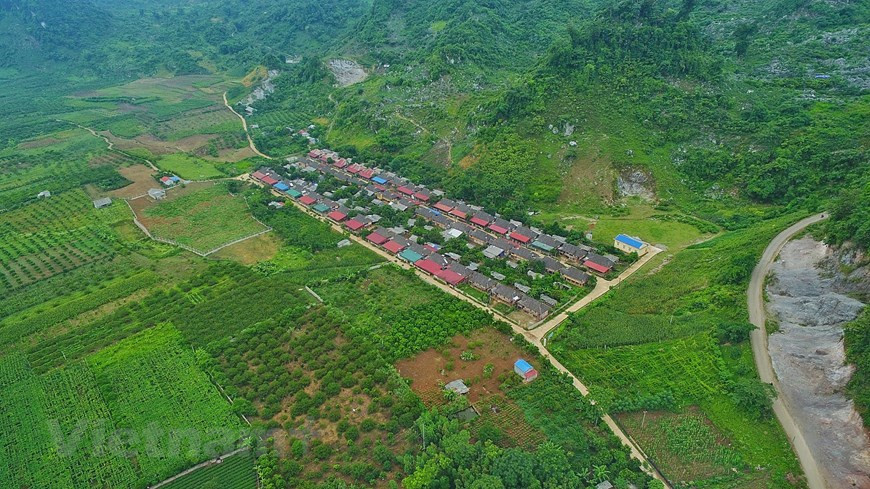 Le Nord-Ouest abrite un grand nombre d’ethnies minoritaires avec une diversité culturelle et gastronomique authentique et riche en couleurs. Le visiteur sera fasciné par leur habitat, leur mode de vie, leurs fêtes, leurs coutumes, leurs chants et danses et leurs traditions vestimentaires. La région propose une cuisine simple mais délicieuse à base de produits locaux. Pour stimuler le tourisme, les autorités locales s’appliquent à sensibiliser les minorités aux bienfaits du tourisme communautaire axé sur la préservation de la culture et de l’environnement. L’amélioration de la qualité des circuits et des services est aussi cruciale pour permettre aux touristes de prolonger leur séjour dans cette région aux charmes immenses. Photo: VietnamPlus