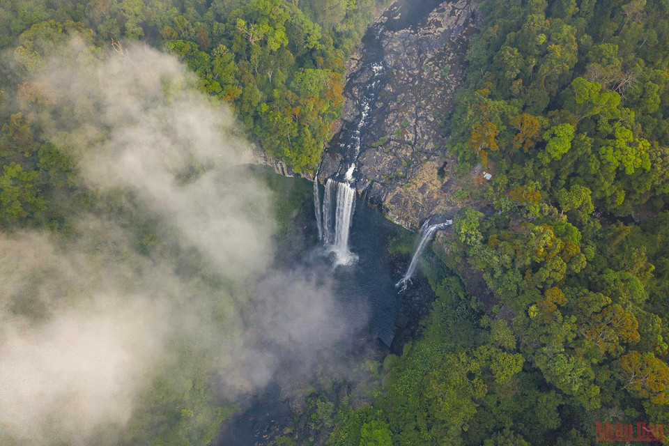  Située dans la réserve naturelle de Kon Chu Rang dans le district de K'Bang, province de Gia Lai (Hauts plateaux du Centre), la cascade Hang En, également connue sous le nom de cascade K50, a été surnommée « la fée de la forêt ». Photo: nhandan.vn