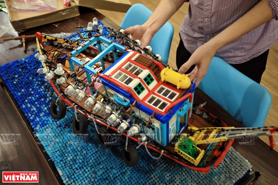 Un modèle Lego d'un bateau de pêche conçu par Dang Huy Hoang. Photo: Vietnam Illustré