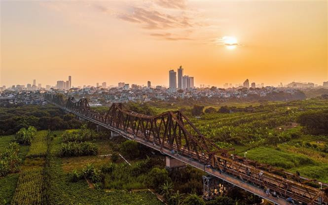 Le pont Long Bien de 2.290 mètres a été construit entre 1899 et 1902 par les Français. Depuis plus de 100 ans, le pont a connu de nombreux changements et est devenu un symbole de l'histoire de la capitale vietnamienne. Photo: VNA