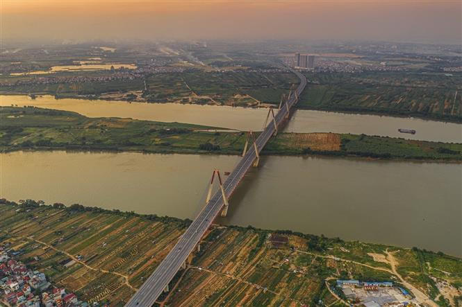 Le pont Nhât Tân, le premier pont à haubans de la capitale vietnamienne Hanoï. Photo: VNA