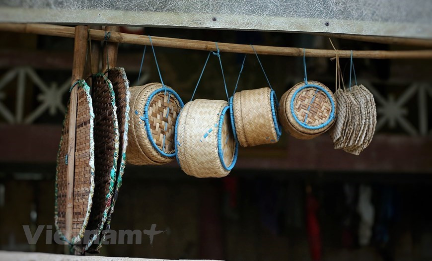Moc Chau possède de nombreux sites touristiques très connus tels qu'un marché flottant sur la rivière Da, les grottes de Doi et de Son Moc Huong, des collines de thé en forme de cœur, la forêt de pins et le village d'Ang, la cascade de Dai Yem, Happy Land... De plus, Moc Chau attire également les visiteurs chaque printemps pour la floraison de ses abricotiers et pruniers. Le bon moment pour explorer ce lieu va d'octobre à avril. Les habitants locaux gardent toujours leur méthode traditionnelle de production d'articles ménagers. Ces photos ont été prises avant la quatrième vague d’épidémie de COVID-19. Photo: VietnamPlus