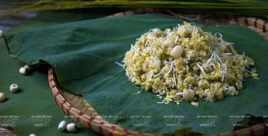 Pour les Hanoïens, le "cốm" - riz gluant jeune en granuels aplatis, est un cadeau spécial de l’automne. Photo: Vietnam Illustré 