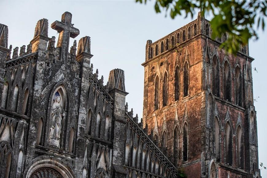 Le clocher de l'église fait 27 m de hauteur et suspend quatre grandes cloches avec tonalité Do - Mi - Sol – Do dont la plus lourde pèse près de 2,5 tonnes .