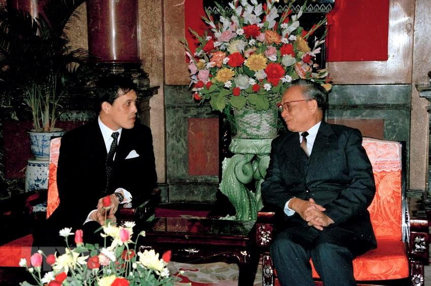 Le président du Vietnam, Le Duc Anh (droite) reçut le 15 novembre 1992, le prince héritier thaïlandais Maha Vajiralongkorn en visite d’Etat au Vietnam