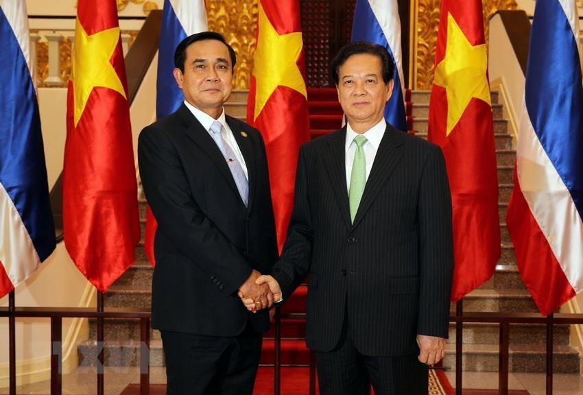 Le Premier ministre Nguyen Tan Dung reçut son homologue thaïlandais Prayuth Chan-ocha, en visite officielle les 27 et 28 novembre 2014 au Vietnam.