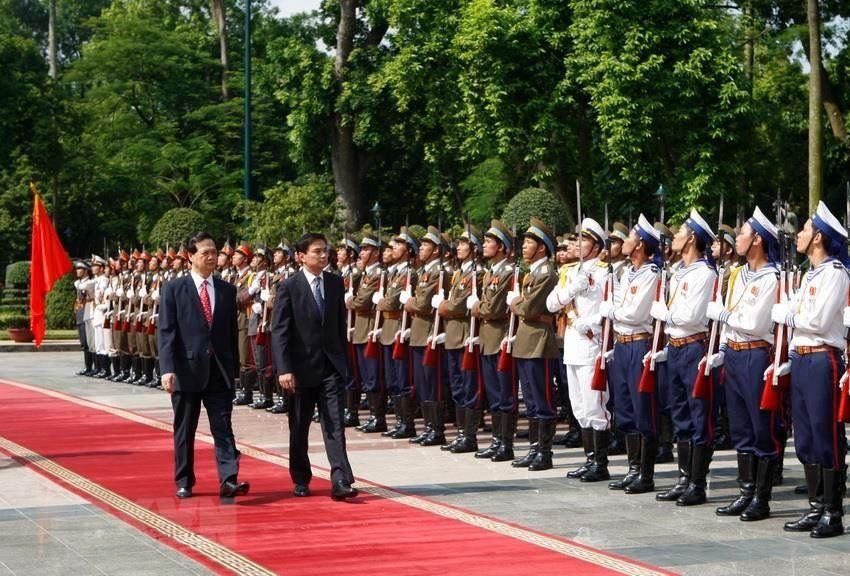 Le Premier ministre Nguyen Tan Dung (gauche) présida le 10 juillet 2009 la cérémonie d’accueil en faveur de son homologue thaïlandais Abhisit Vejjajiva, en visite officielle au Vietnam