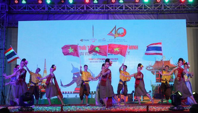 Des échanges entre les deux peuples continuent d'être multipliés ces dernières années. Un village de Thaïlande a été inauguré à Ho Chi Minh-Ville à l'occasion du 40e anniversaire de l'établissement des relations diplomatiques Vietnam-Thaïlande