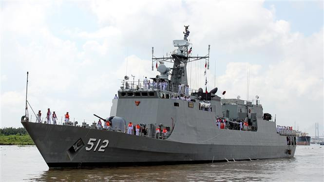 Le navire 512 HTMS Narathiwat de la Marine royale de Thaïlande a jeté l’ancre le 17 mai 2013 au port de Cat Lai pour une visite de cinq jours à Ho Chi Minh-Ville visant à intensifier l'amitié et la compréhension mutuelle entre les deux peuples et deux armées