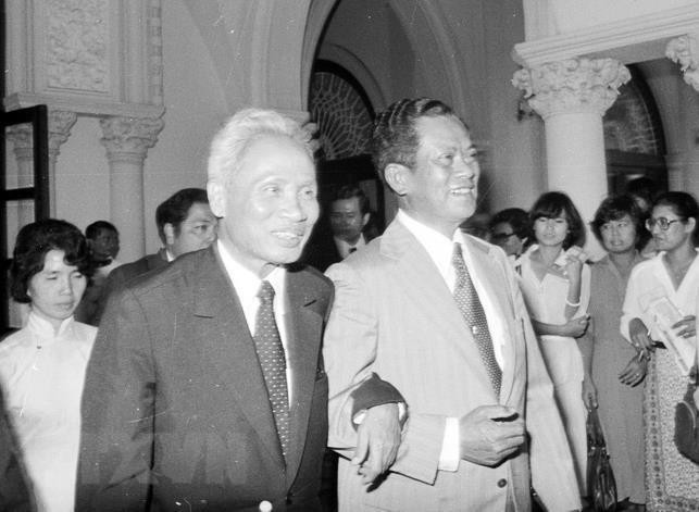 Le Premier ministre Pham Van Dong (gauche) et son homologue thaïlandais Kriangsak Chomanan après leur entretien le 10 septembre 1978 à Bangkok