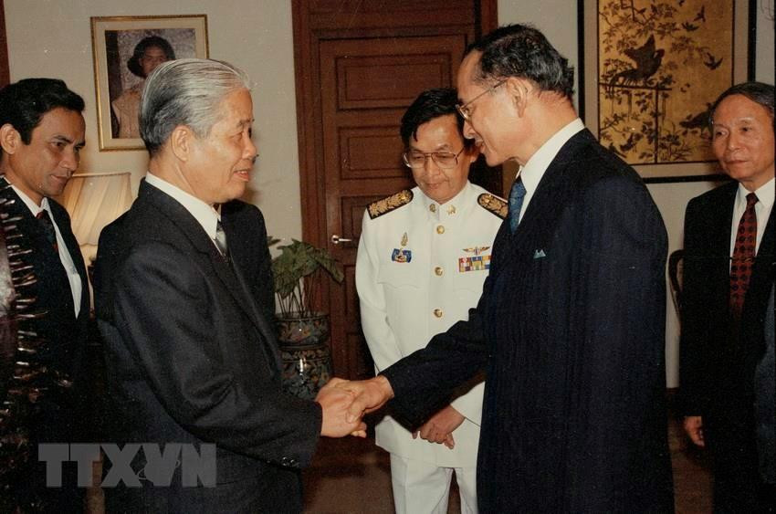 Le roi de Thaïlande Bumibol Adulyadej reçut le secrétaire général du Parti communiste du Vietnam, Do Muoi (gauche) qui effectua du 15 au 18 octobre 1993 une visite officielle en Thaïlande