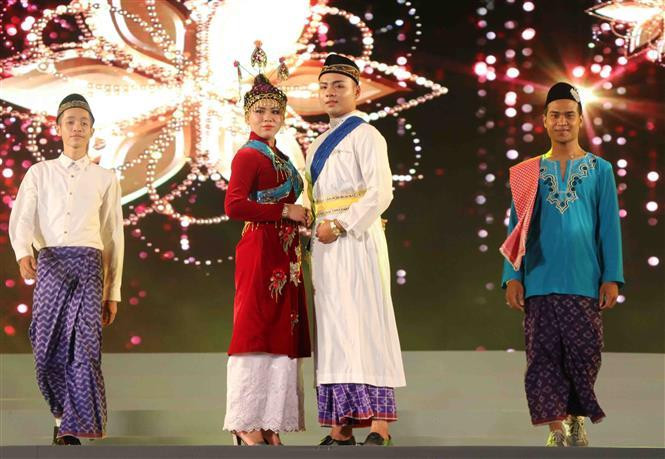 Un défilé de costumes traditionnelles des Cham