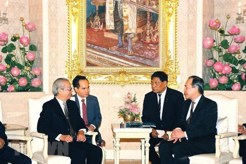 Entretien le 28 octobre 1991 à Bangkok entre le Premier ministre thaïlandais Anand Panyarachun et le président du Conseil des ministres du Vietnam, Vo Van Kiet (gauche).