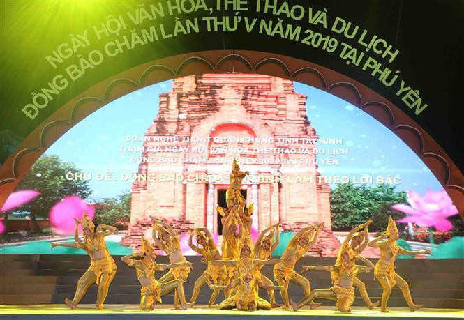 La cérémonie d'ouverture réunit 2.000 artistes et sportifs de neuf villes et provinces du Centre méridional et du Sud.